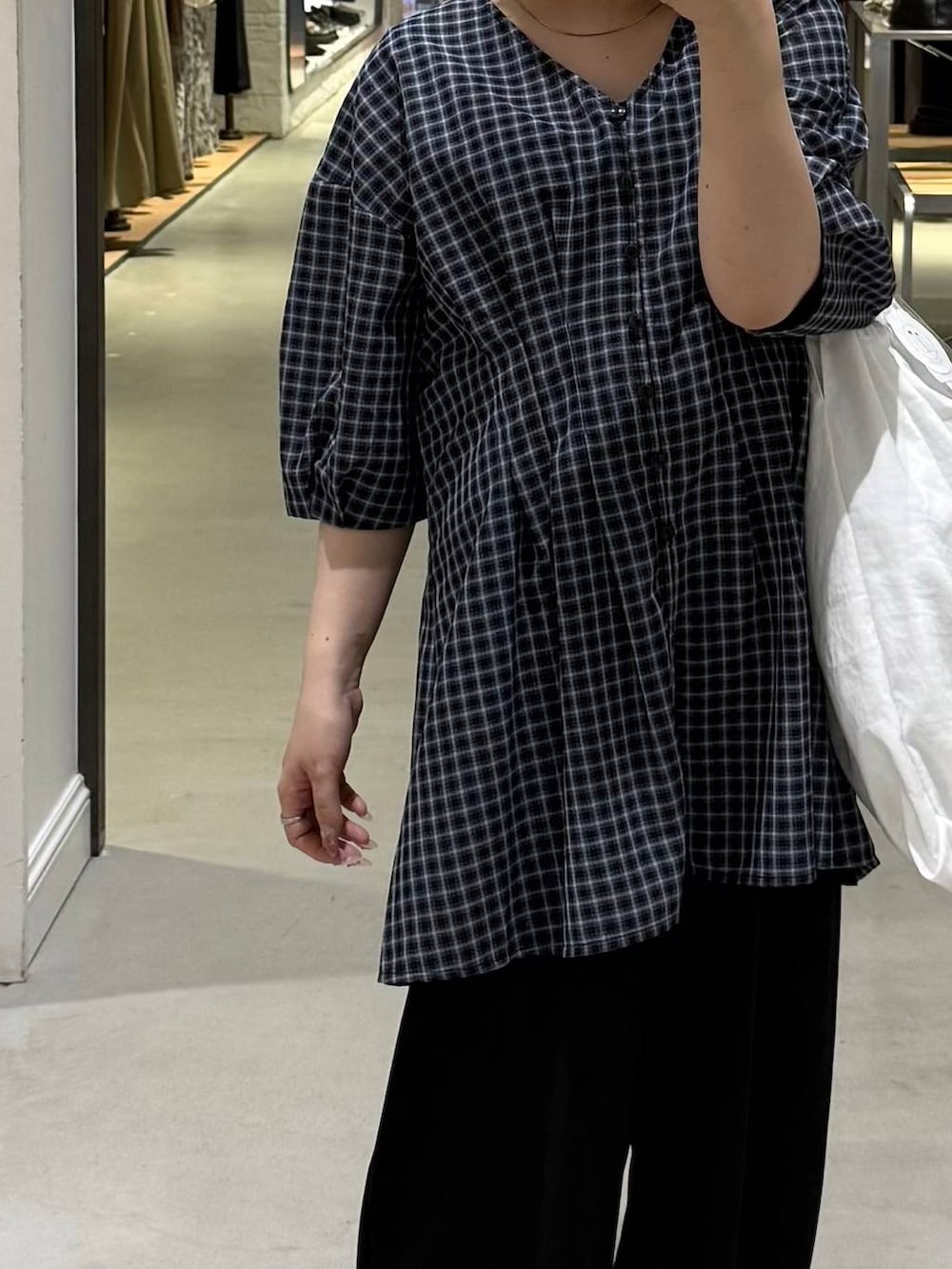 ブラック系のその他パンツ、ホワイト系のトートバッグ、ブラック系のシャツ/ブラウスを着用したレディースの春コーディネートの2枚目の写真