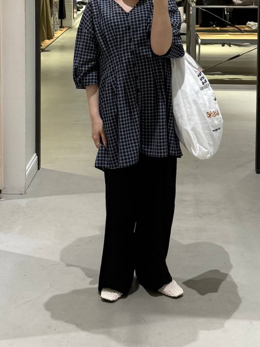 ブラック系のその他パンツ、ホワイト系のトートバッグ、ブラック系のシャツ/ブラウスを着用したレディースの春コーディネートの3枚目の写真