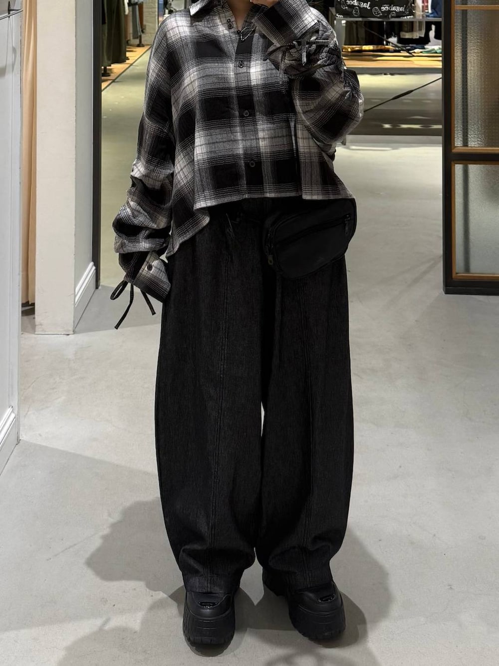 ブラック系のシャツ/ブラウス、ブラック系のデニムパンツ、ブラック系のボディバッグ/ウエストポーチを着用したレディースの夏コーディネートの4枚目の写真