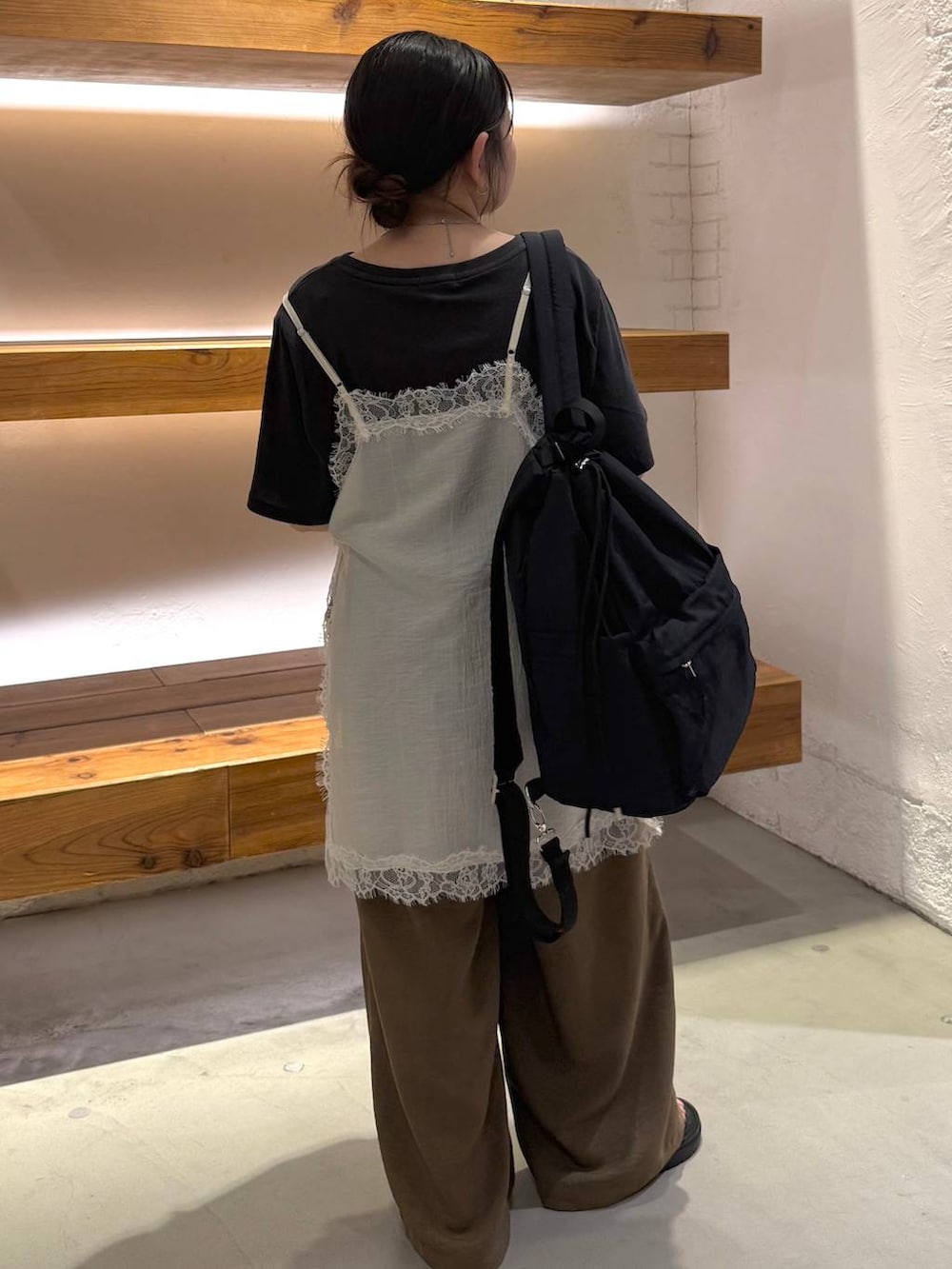 ブラウン系のその他パンツ、ブラック系のサンダル、ブラック系のバックパック/リュックを着用したレディースの春コーディネートの4枚目の写真