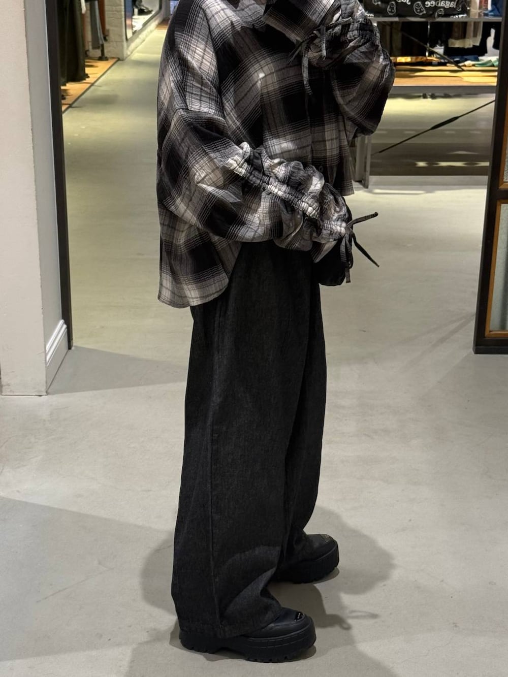ブラック系のシャツ/ブラウス、ブラック系のデニムパンツ、ブラック系のボディバッグ/ウエストポーチを着用したレディースの夏コーディネートの2枚目の写真