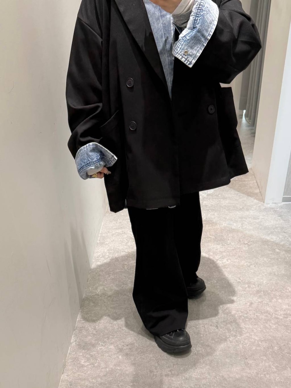 グレー系のTシャツ/カットソー、ブルー系のシャツ/ブラウス、ブラック系のその他パンツを着用したレディースの冬コーディネートの2枚目の写真