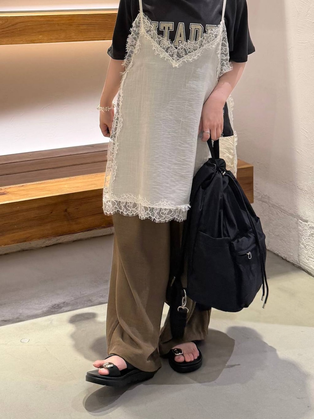 ブラウン系のその他パンツ、ブラック系のサンダル、ブラック系のバックパック/リュックを着用したレディースの春コーディネートの2枚目の写真