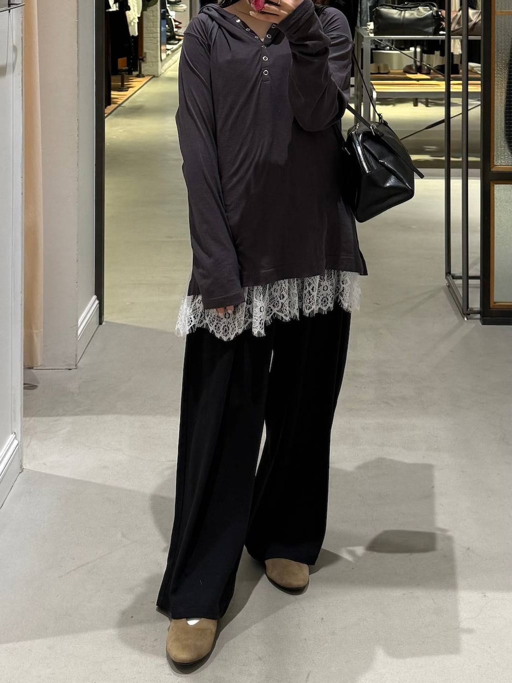 ブラック系のボストンバッグ、ブラック系のその他パンツ、ホワイト系のキャミソールを着用したレディースの春コーディネートの3枚目の写真