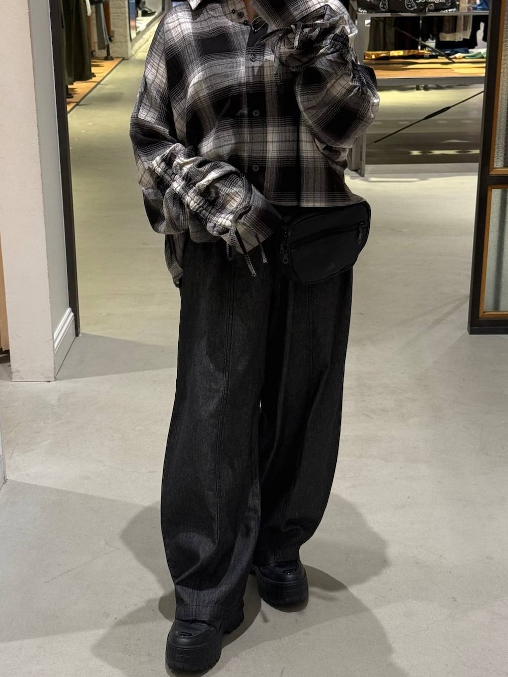 ブラック系のシャツ/ブラウス、ブラック系のデニムパンツ、ブラック系のボディバッグ/ウエストポーチを着用したレディースの夏コーディネートの3枚目の写真