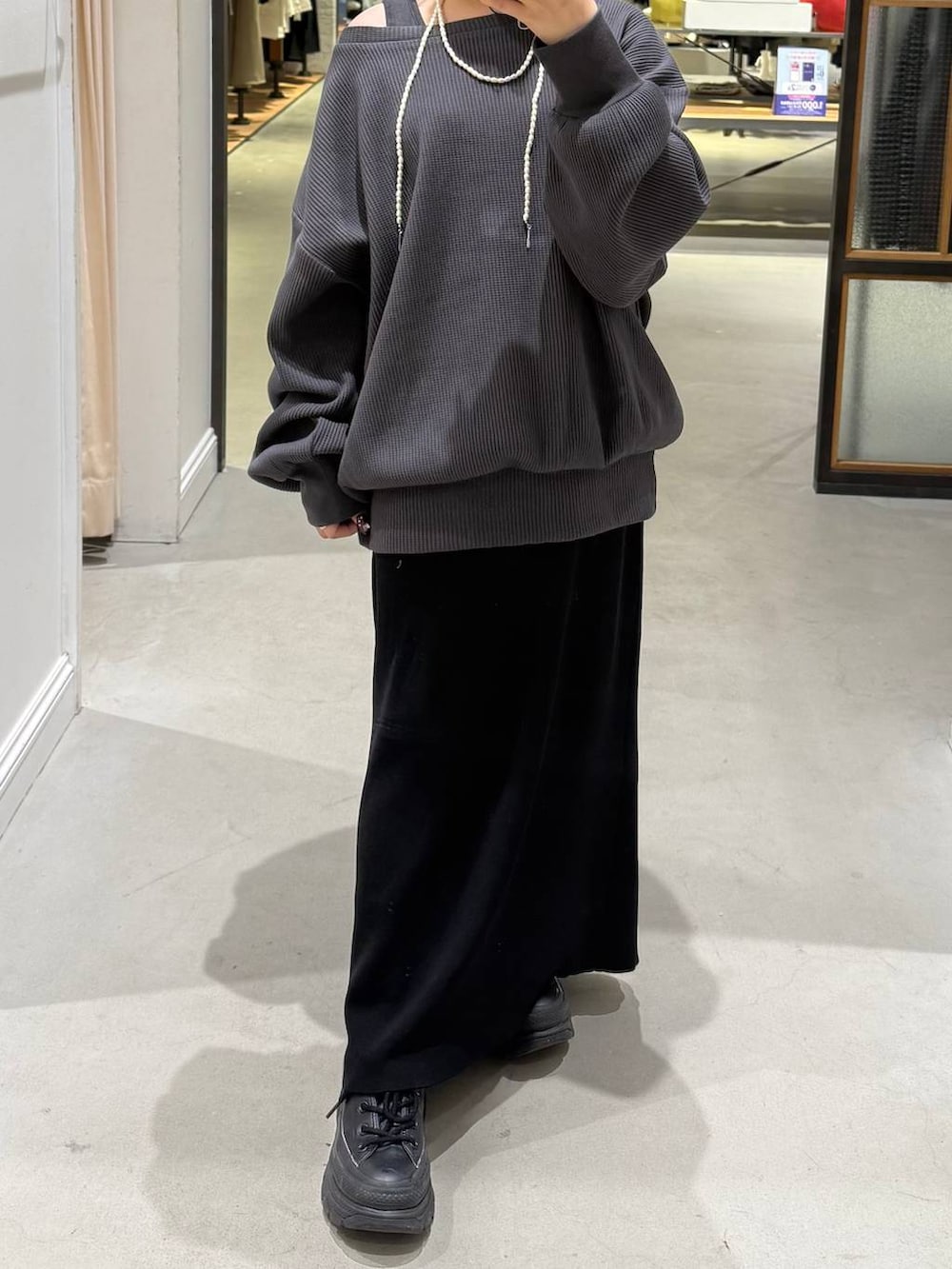 ブラック系のスカート、グレー系のTシャツ/カットソーを着用したレディースの冬コーディネートの3枚目の写真