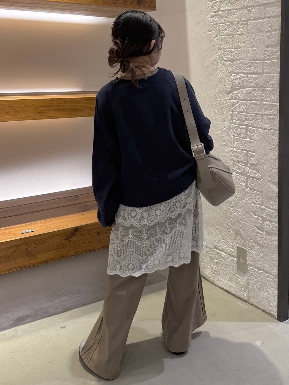 ブラウン系のその他パンツ、ブラウン系のショルダーバッグ、シルバー系のパンプスを着用したレディースの冬コーディネートの3枚目の写真