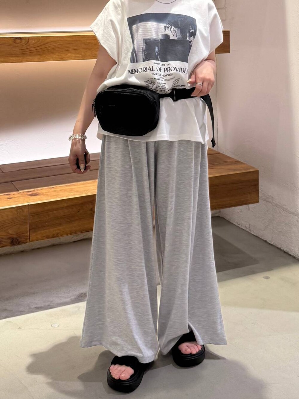 グレー系のその他パンツ、ブラック系のサンダル、ブラック系のボディバッグ/ウエストポーチを着用したレディースの夏コーディネートの3枚目の写真
