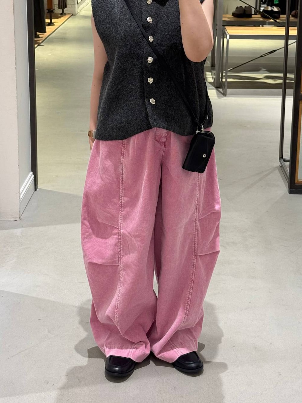 ピンク系のその他パンツ、ブラック系のローファー、グレー系のベストを着用したレディースの秋コーディネートの3枚目の写真