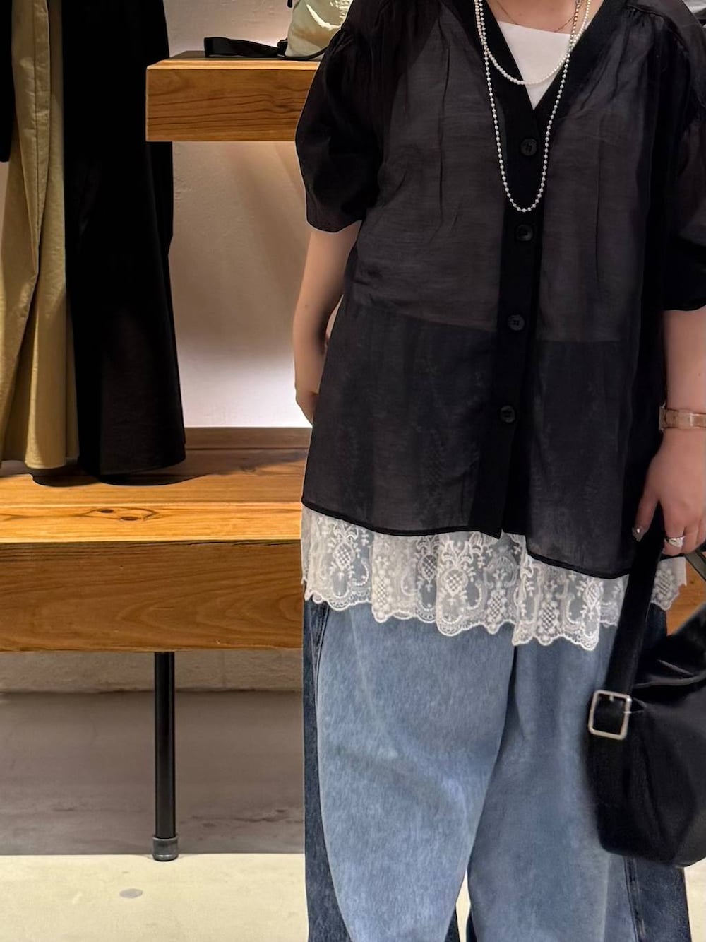 ブルー系のデニムパンツ、ブラック系のサンダル、ブラック系のシャツ/ブラウスを着用したレディースの夏コーディネートの2枚目の写真