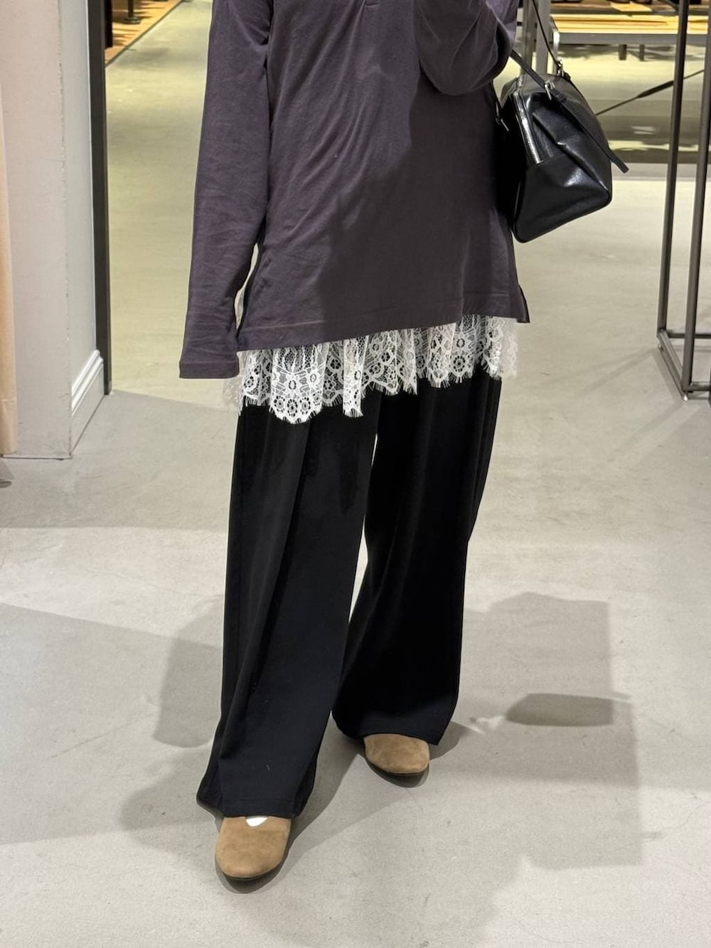 ブラック系のボストンバッグ、ブラック系のその他パンツ、ホワイト系のキャミソールを着用したレディースの春コーディネートの2枚目の写真