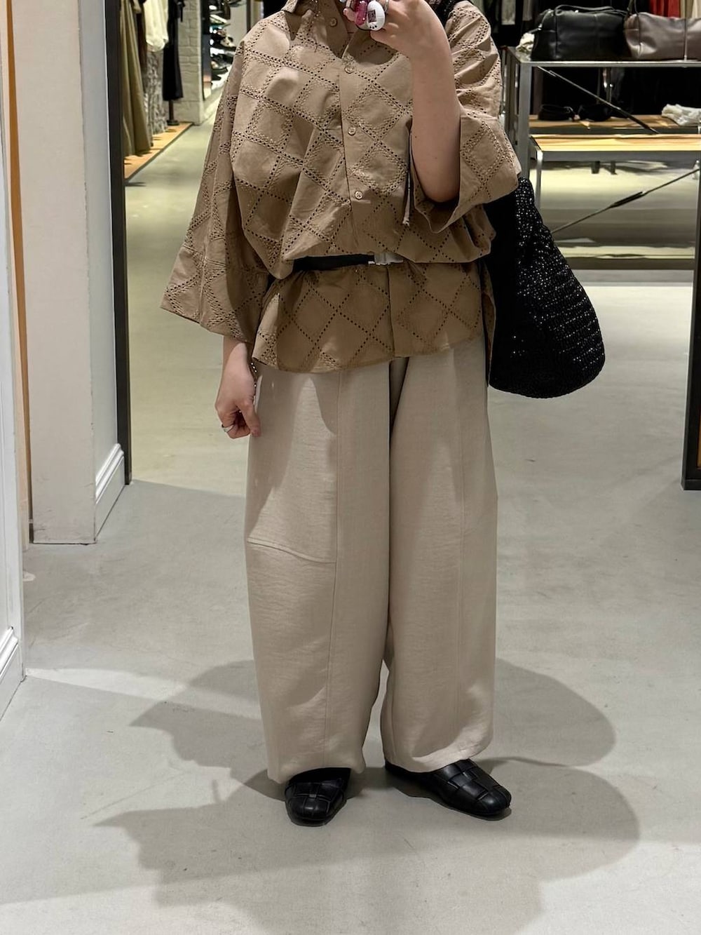 ベージュ系のその他パンツ、ブラック系のショルダーバッグ、ブラック系のパンプスを着用したレディースの春コーディネートの2枚目の写真