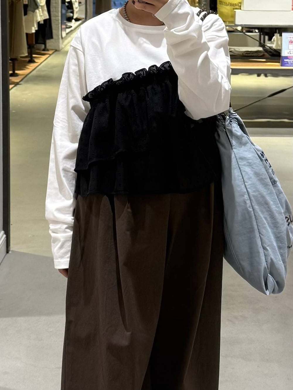 ブラウン系のその他パンツ、ブルー系のトートバッグを着用したレディースの冬コーディネートの2枚目の写真