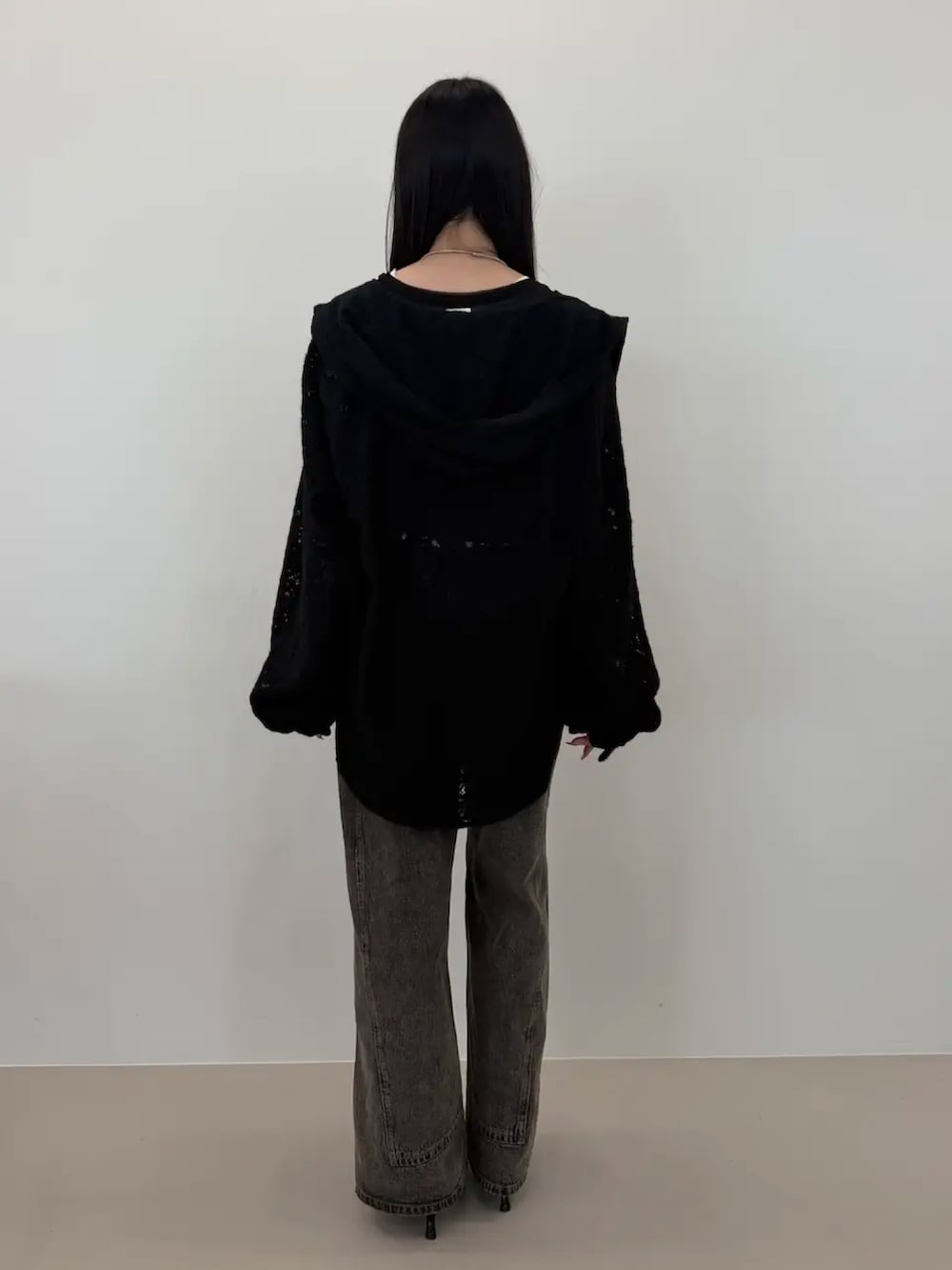 ブラック系のシャツ/ブラウス、ブラック系のタンクトップ、グレー系のデニムパンツを着用したレディースの夏コーディネートの3枚目の写真
