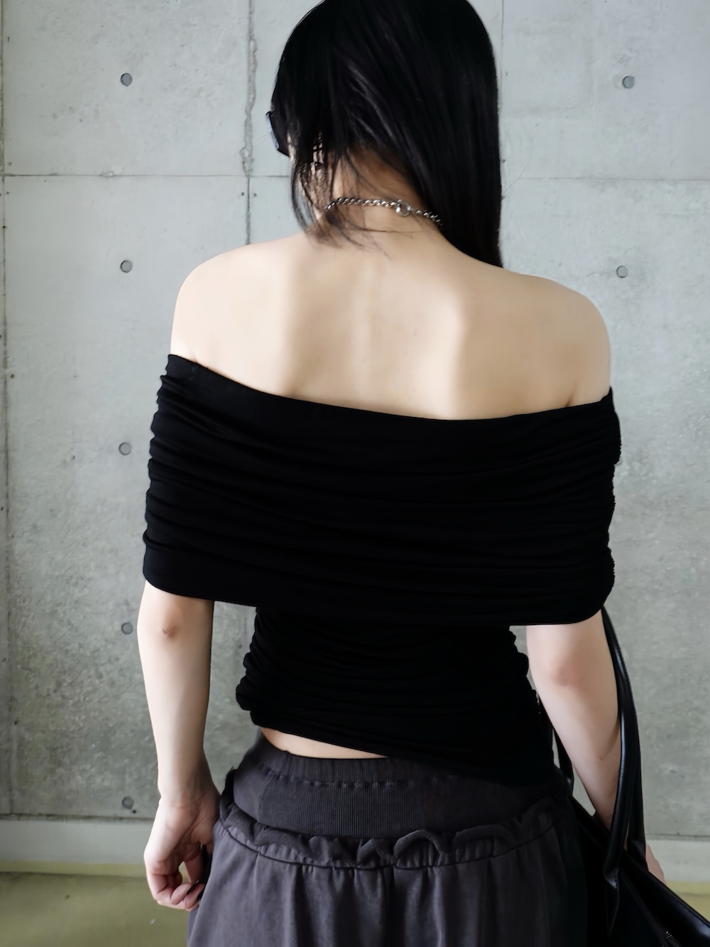 ブラック系のTシャツ/カットソー、ブラック系のハンドバッグ、グレー系のスウェットパンツを着用したレディースの夏コーディネートの5枚目の写真