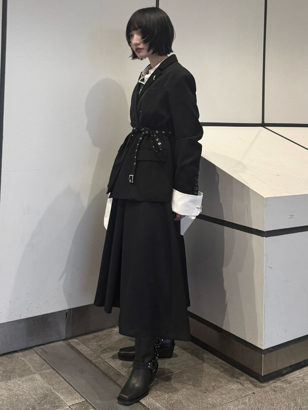 ブラック系のスカート、ブラック系のテーラードジャケット、ホワイト系のシャツ/ブラウスを着用したレディースの秋コーディネートの2枚目の写真