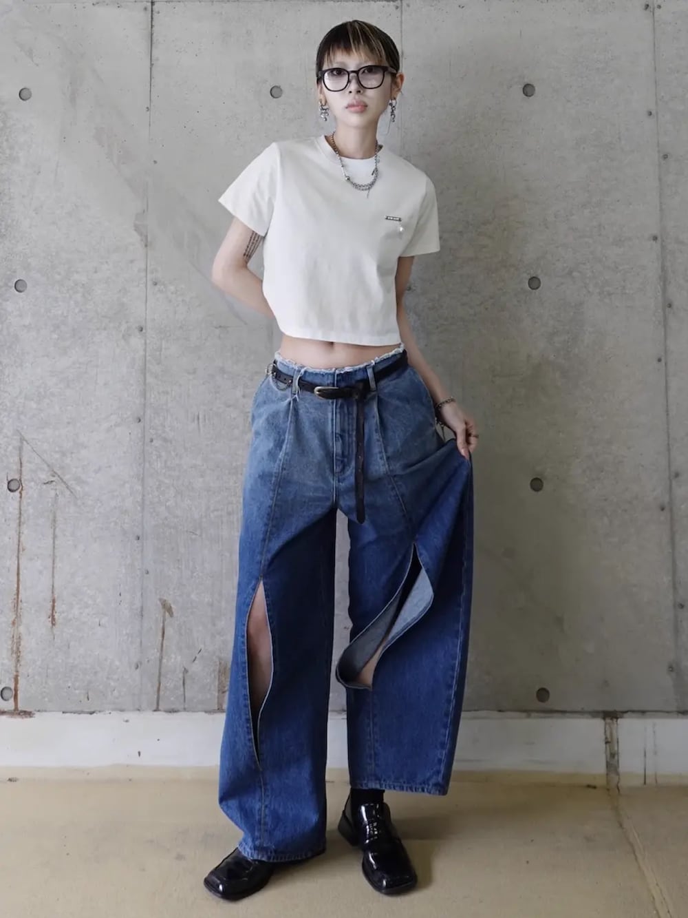 ホワイト系のTシャツ/カットソーを着用したレディースの春コーディネートの2枚目の写真