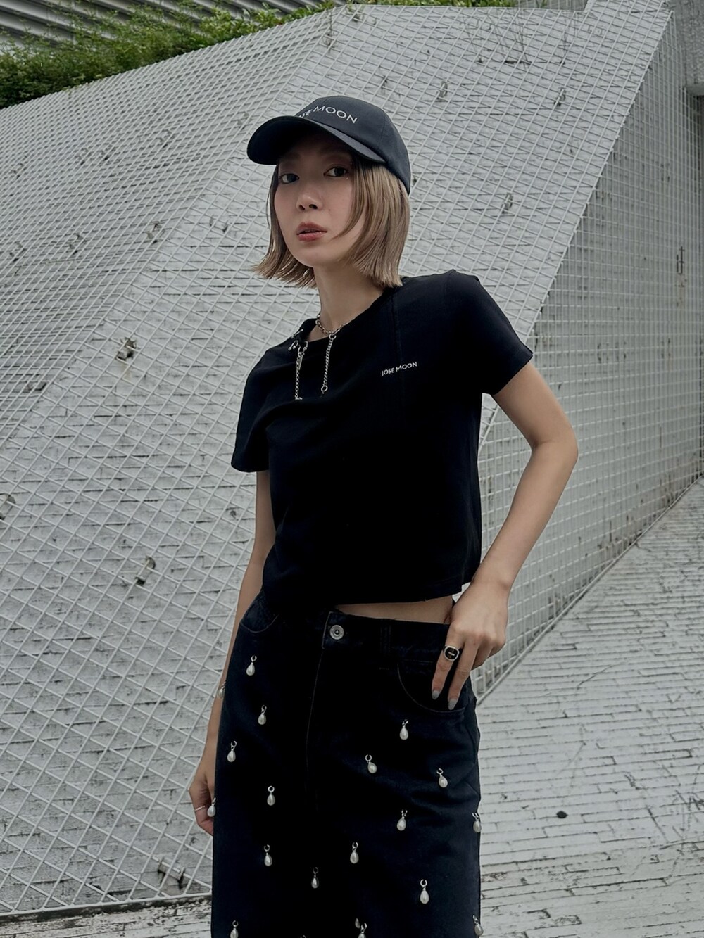 ブラック系のTシャツ/カットソー、ブラック系のデニムパンツ、ブラック系のキャップを着用したレディースの夏コーディネートの3枚目の写真