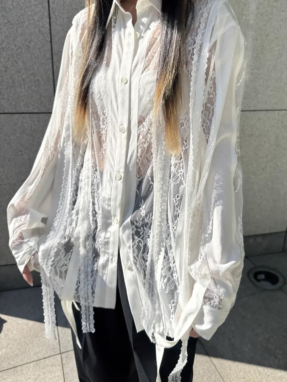 ホワイト系のシャツ/ブラウスを着用したレディースの春コーディネートの2枚目の写真