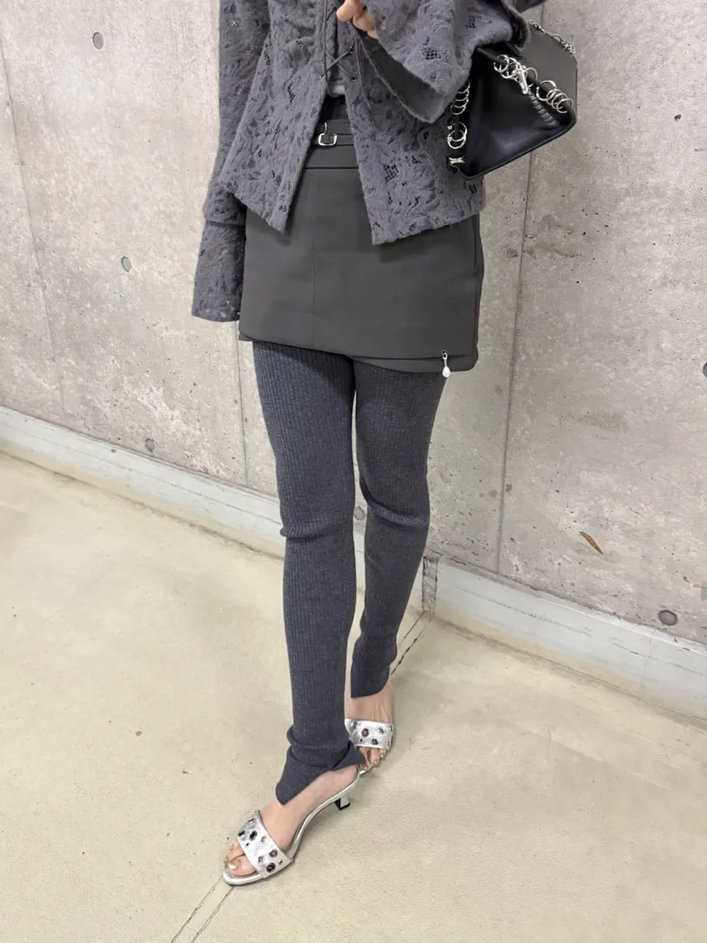 グレー系のシャツ/ブラウス、グレー系のスカート、グレー系のレギンス/スパッツを着用したレディースの冬コーディネートの4枚目の写真