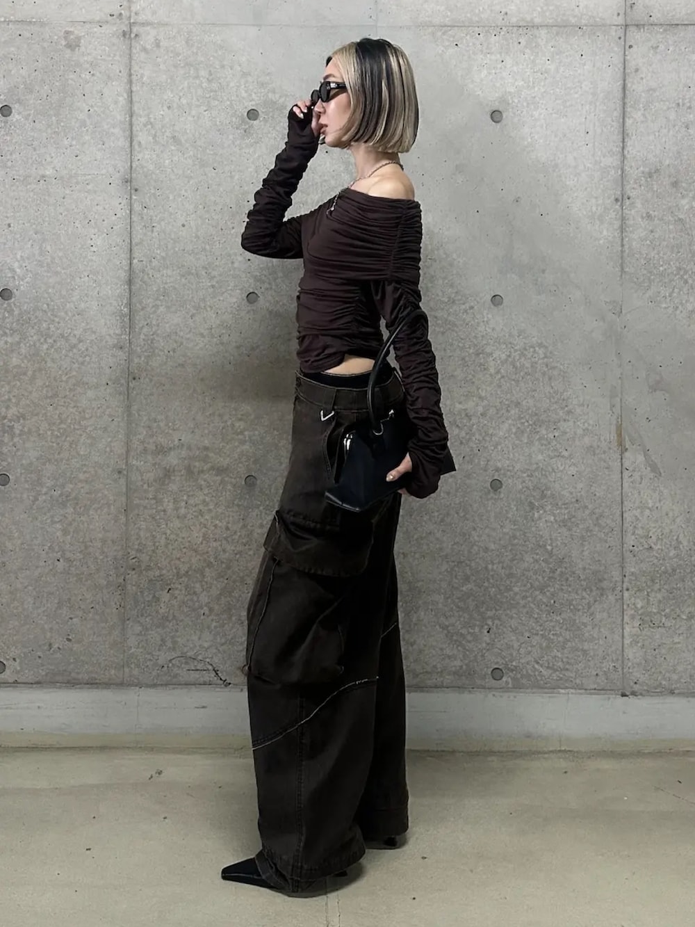 ブラウン系のTシャツ/カットソー、ブラウン系のカーゴパンツを着用したレディースの秋コーディネートの2枚目の写真