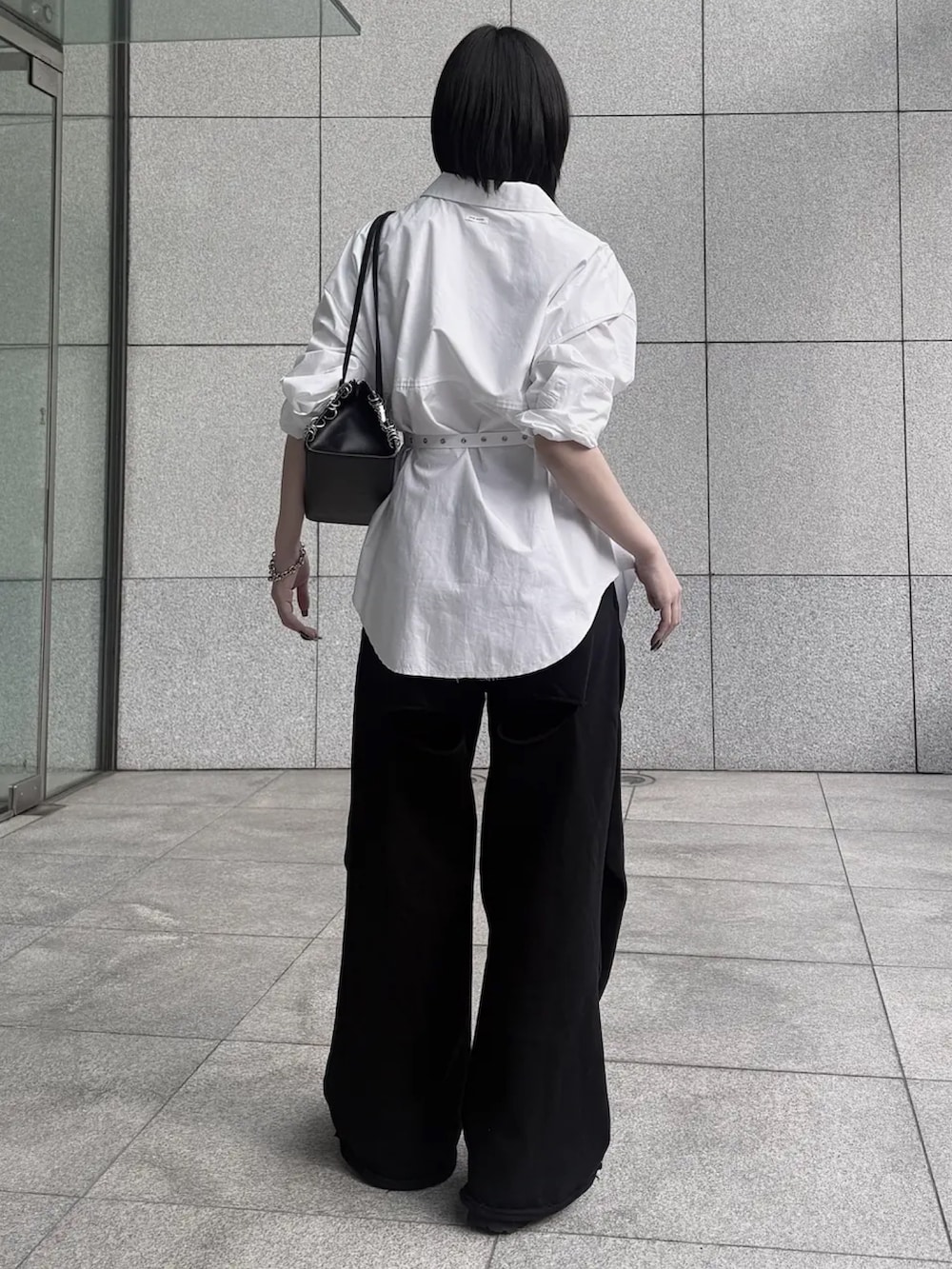 ブラック系のその他トップス、ホワイト系のシャツ/ブラウス、グレー系のスウェットパンツを着用したレディースの冬コーディネートの2枚目の写真