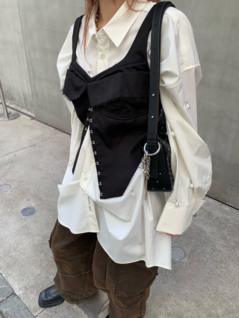 ブラック系のその他トップス、ホワイト系のシャツ/ブラウス、ブラック系のカーゴパンツを着用したレディースの秋コーディネートの6枚目の写真