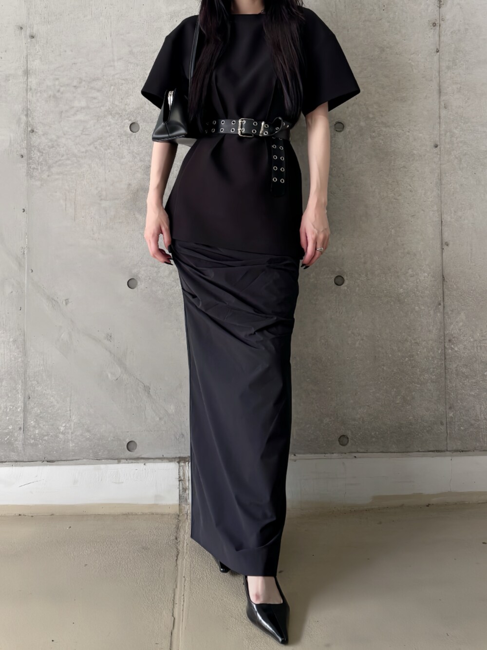 ブラック系のスカート、ブラック系のワンピースを着用したレディースの夏コーディネートの4枚目の写真