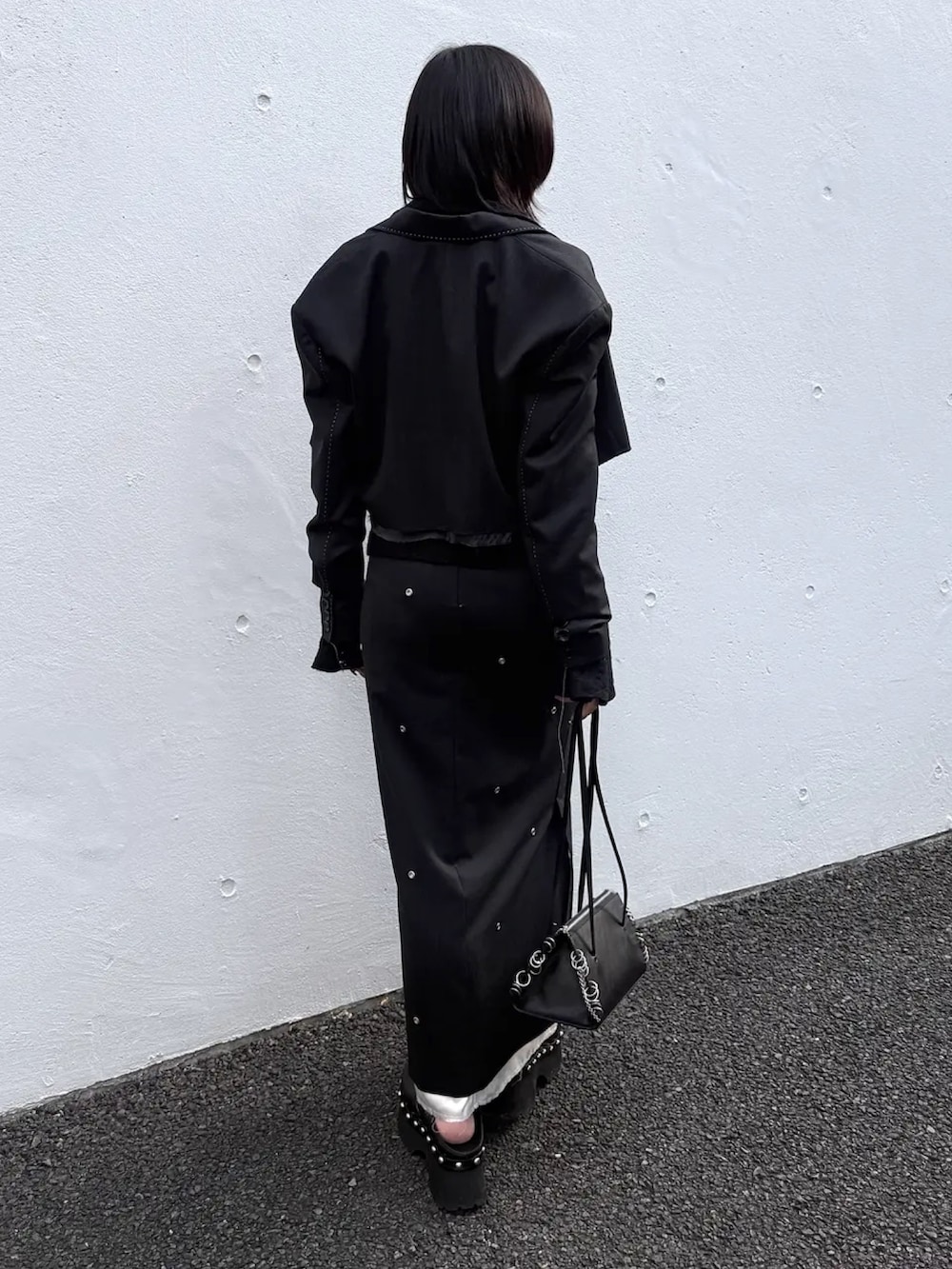 ブラック系のシャツ/ブラウス、ブラック系のテーラードジャケット、グレー系のスカートを着用したレディースの冬コーディネートの3枚目の写真