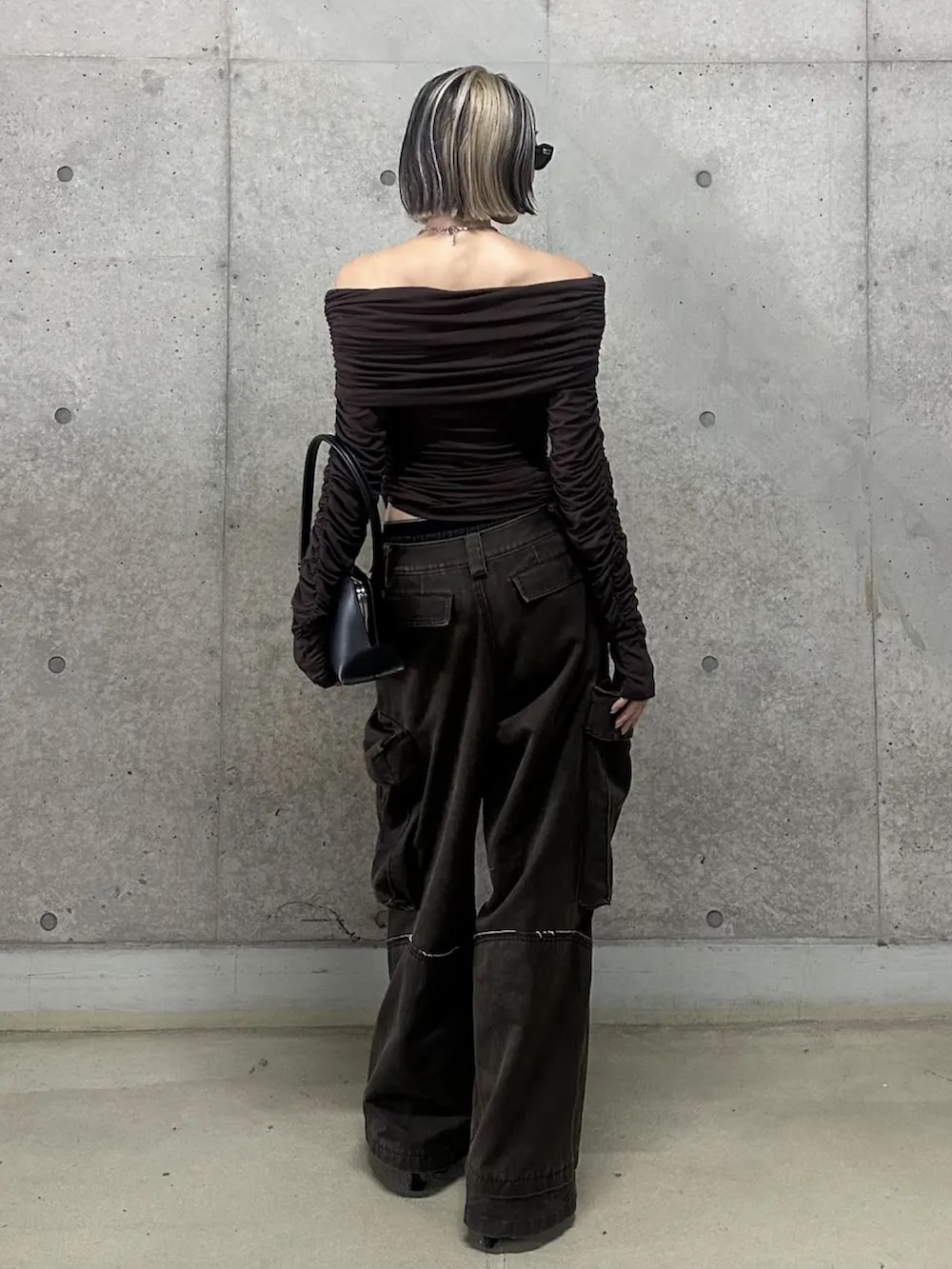 ブラウン系のTシャツ/カットソー、ブラウン系のカーゴパンツを着用したレディースの秋コーディネートの3枚目の写真