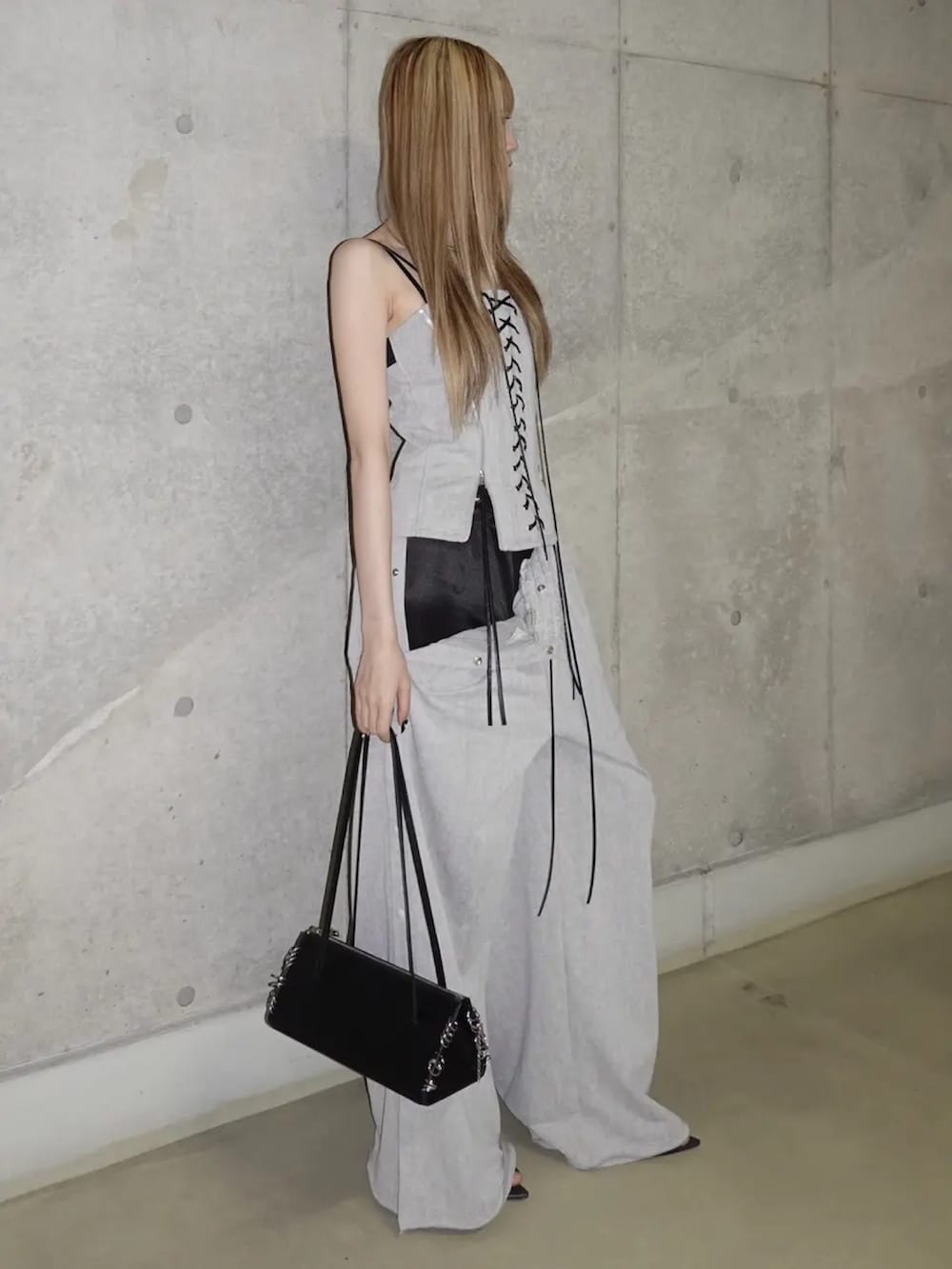 グレー系のその他トップス、グレー系のスウェットパンツ、ブラック系のブーツを着用したレディースの春コーディネートの2枚目の写真