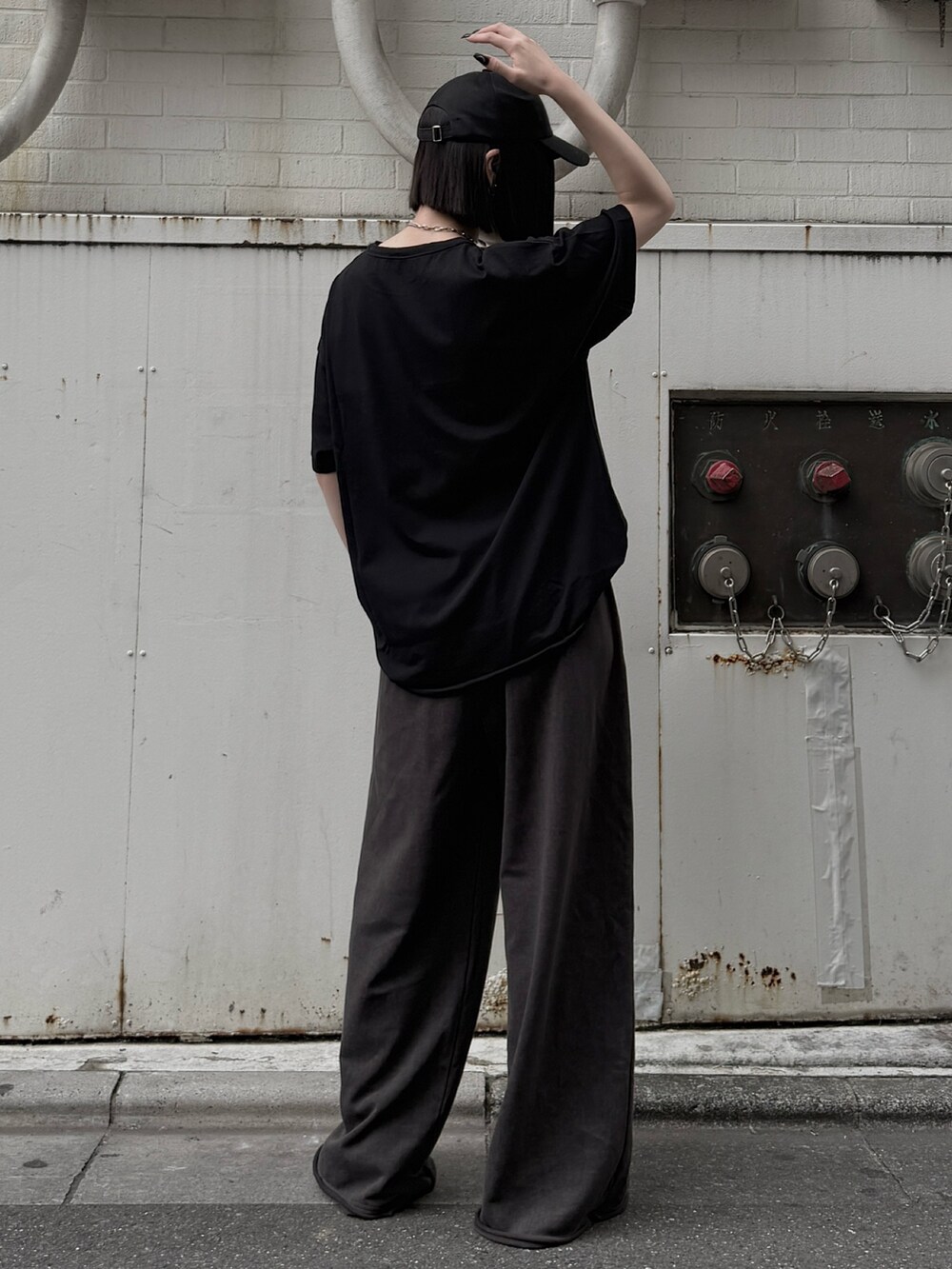 ブラック系のTシャツ/カットソー、グレー系のスウェットパンツ、ブラック系のキャップを着用したレディースの夏コーディネートの2枚目の写真
