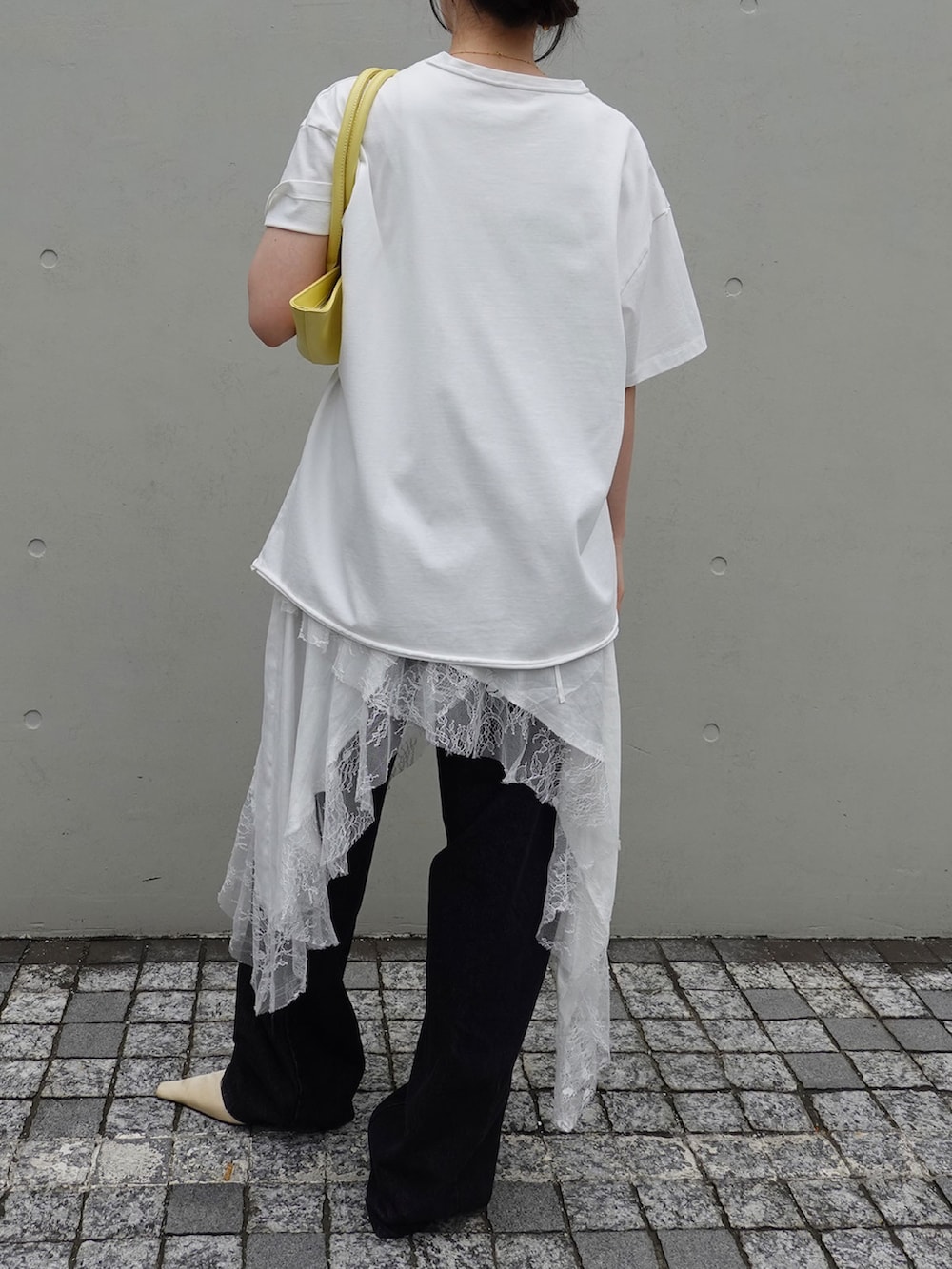 ホワイト系のTシャツ/カットソー、ホワイト系のワンピース、ブラック系のデニムパンツを着用したレディースの夏コーディネートの2枚目の写真