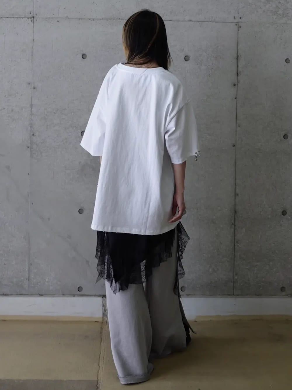 ホワイト系のTシャツ/カットソー、グレー系のスウェットパンツ、ブラック系のサンダルを着用したレディースの春コーディネートの2枚目の写真