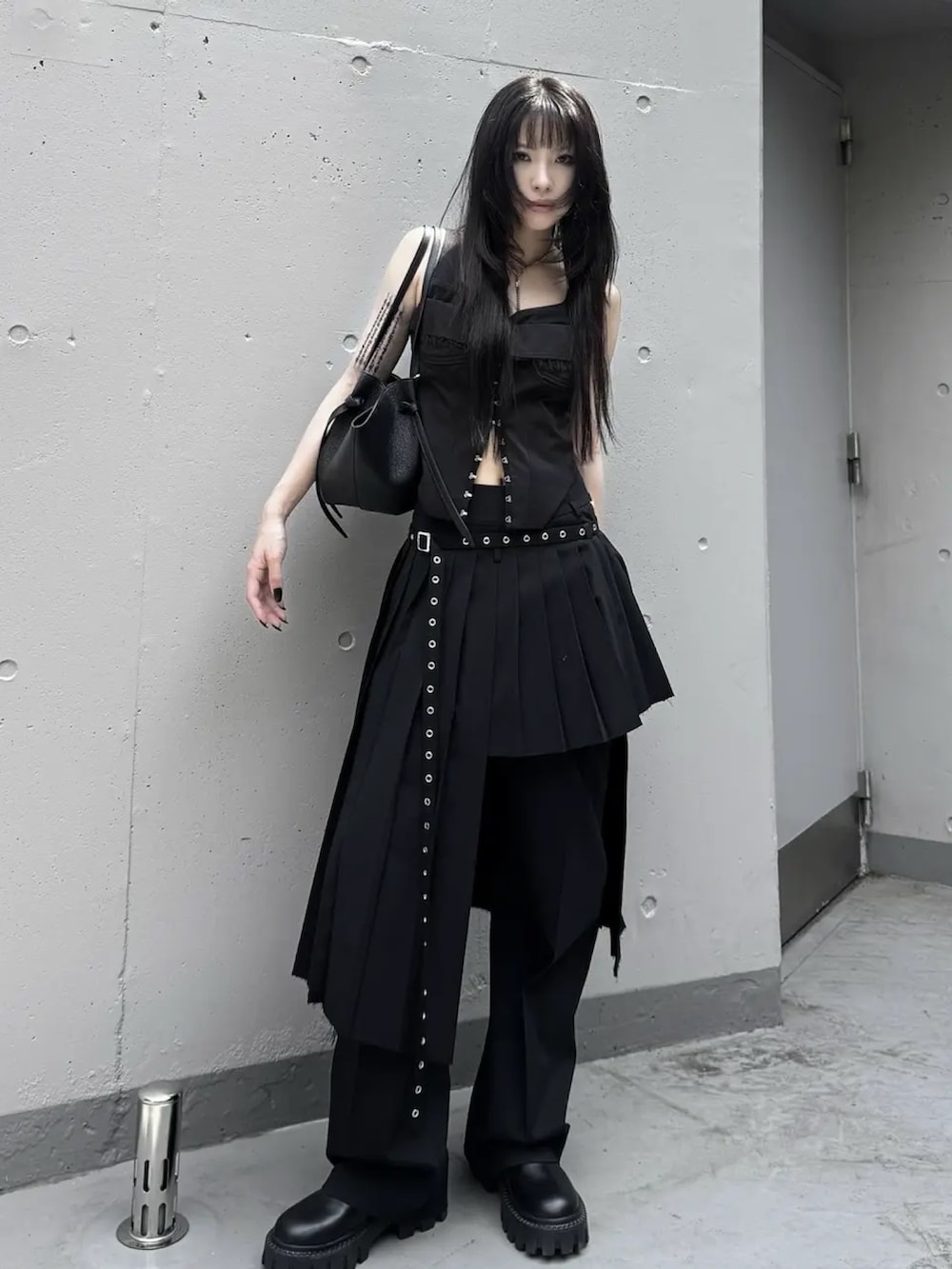 ブラック系のその他トップス、ブラック系のスカートを着用したレディースの冬コーディネートの2枚目の写真