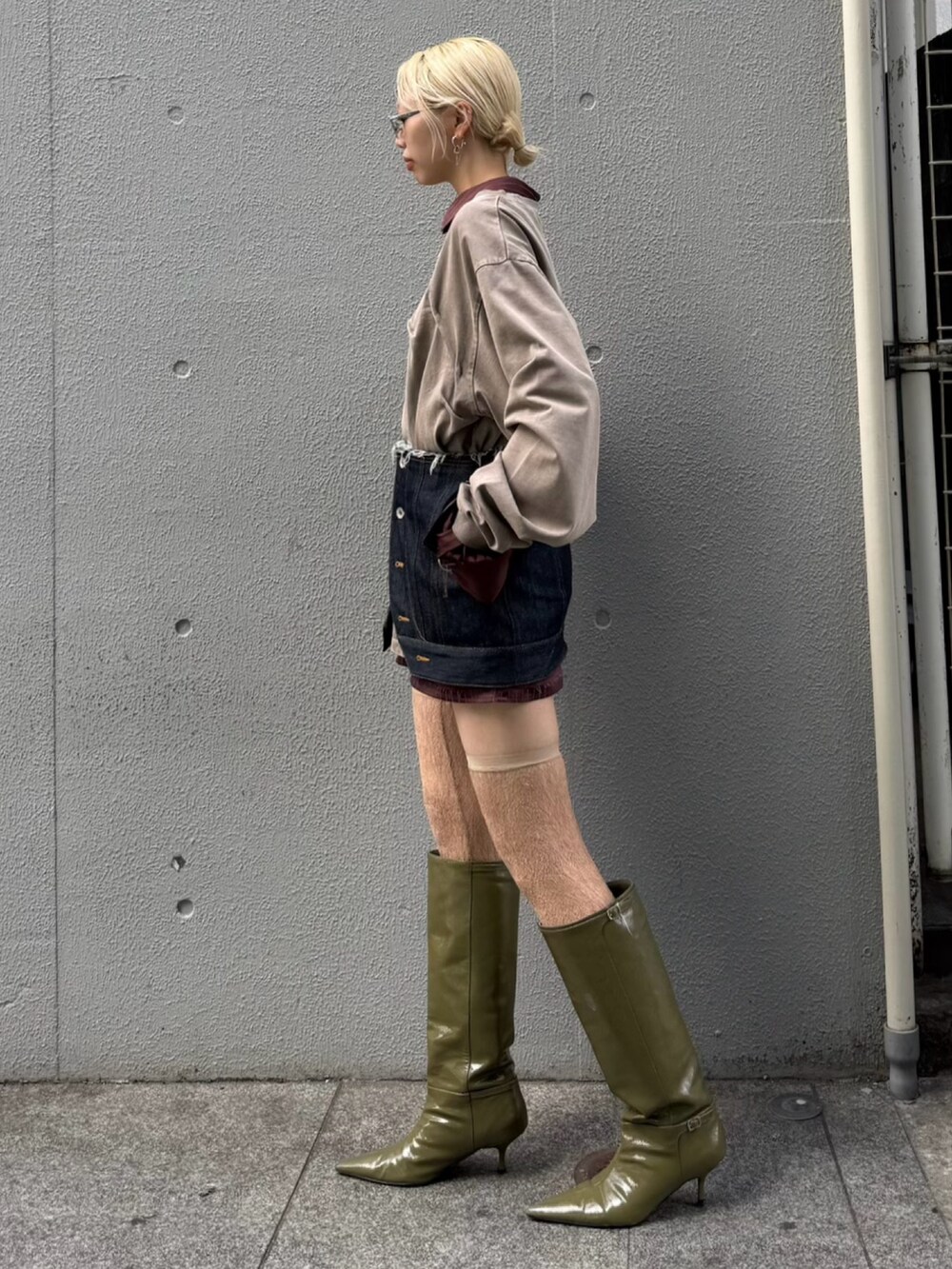 ブルー系のデニムスカート、ブラウン系のその他パンツ、グリーン系のブーツを着用したレディースの秋コーディネートの2枚目の写真