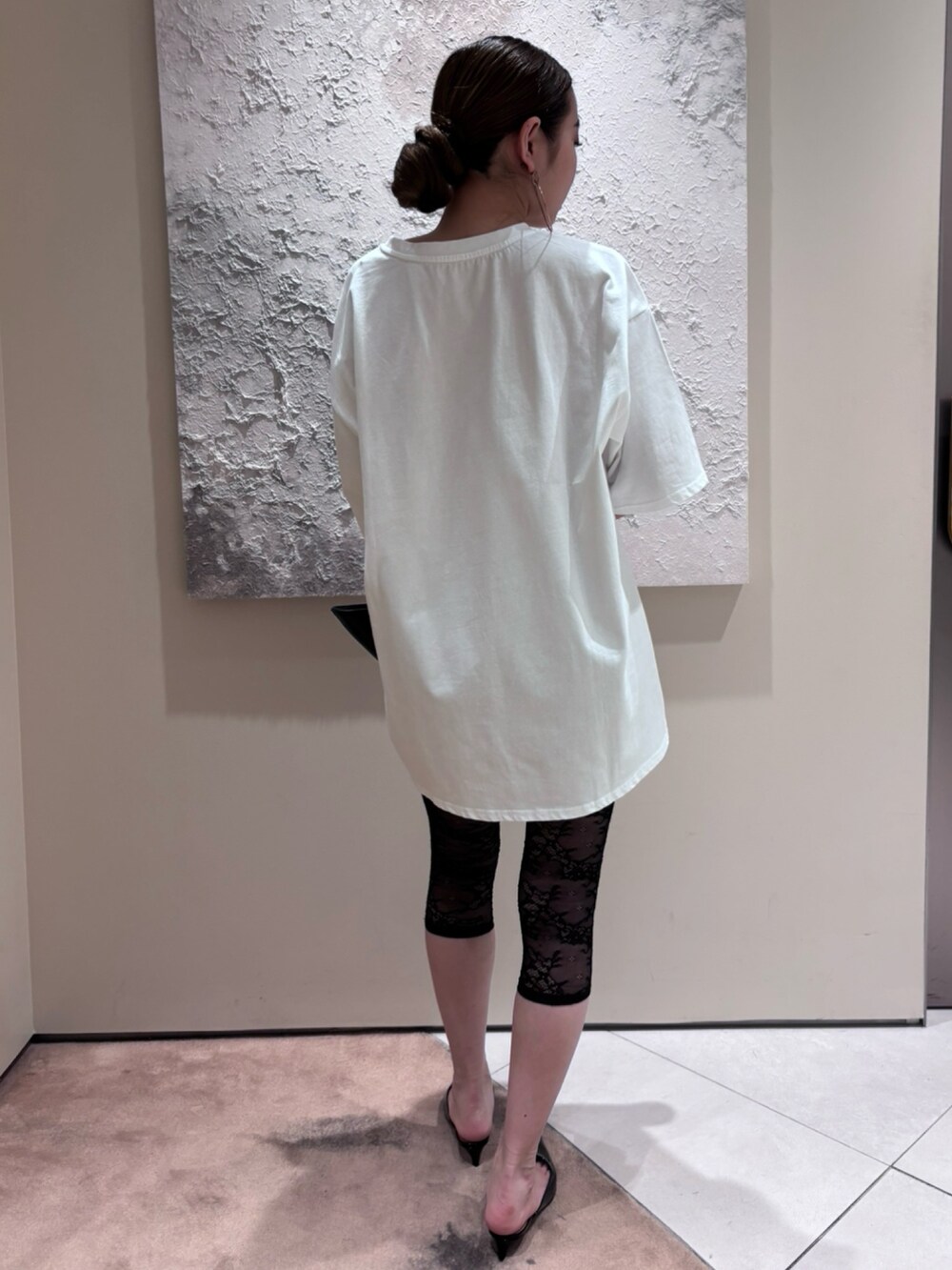 ブラック系のハンドバッグ、ホワイト系のTシャツ/カットソーを着用したレディースの春コーディネートの3枚目の写真