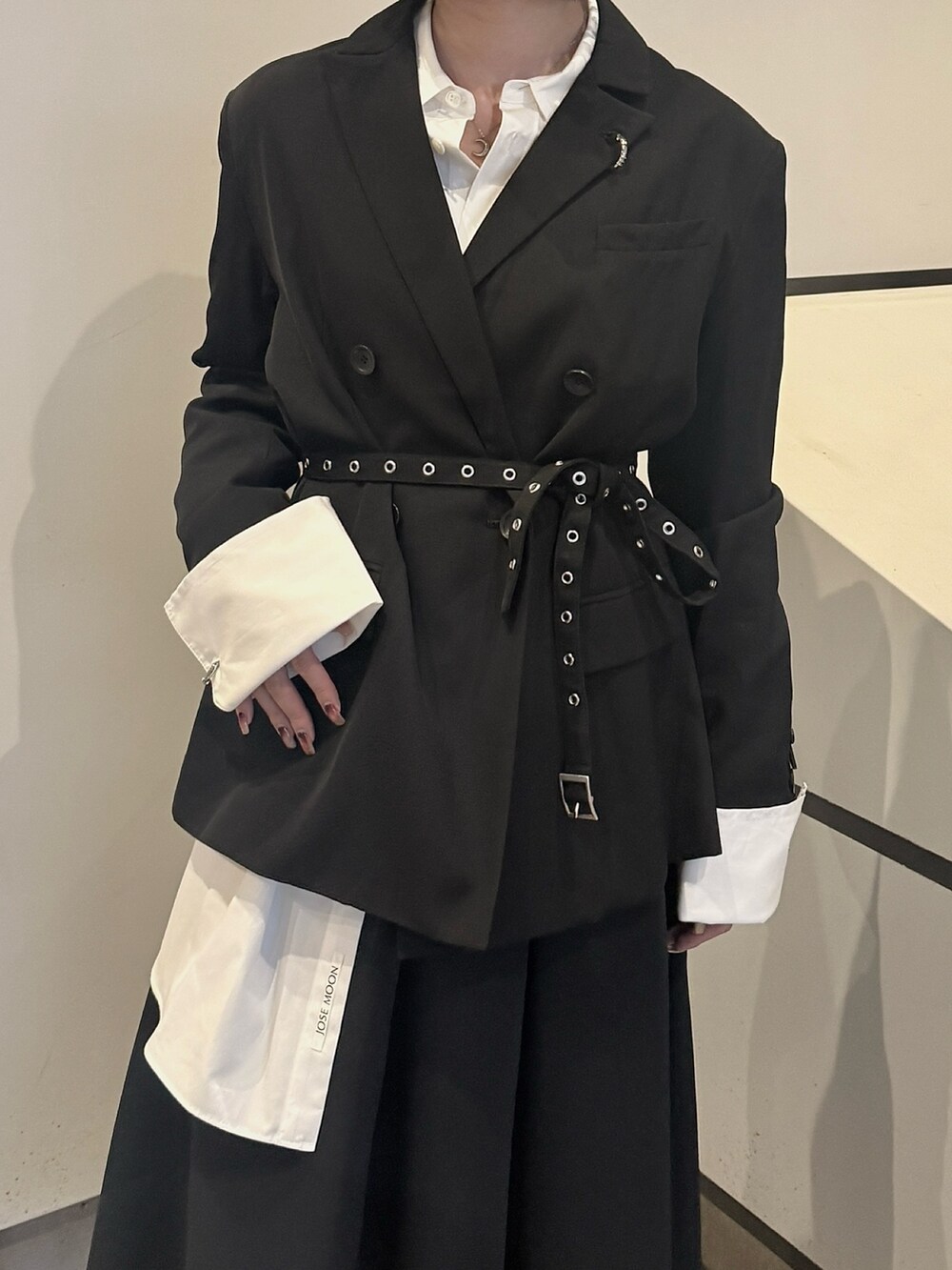 ブラック系のスカート、ブラック系のテーラードジャケット、ホワイト系のシャツ/ブラウスを着用したレディースの秋コーディネートの5枚目の写真