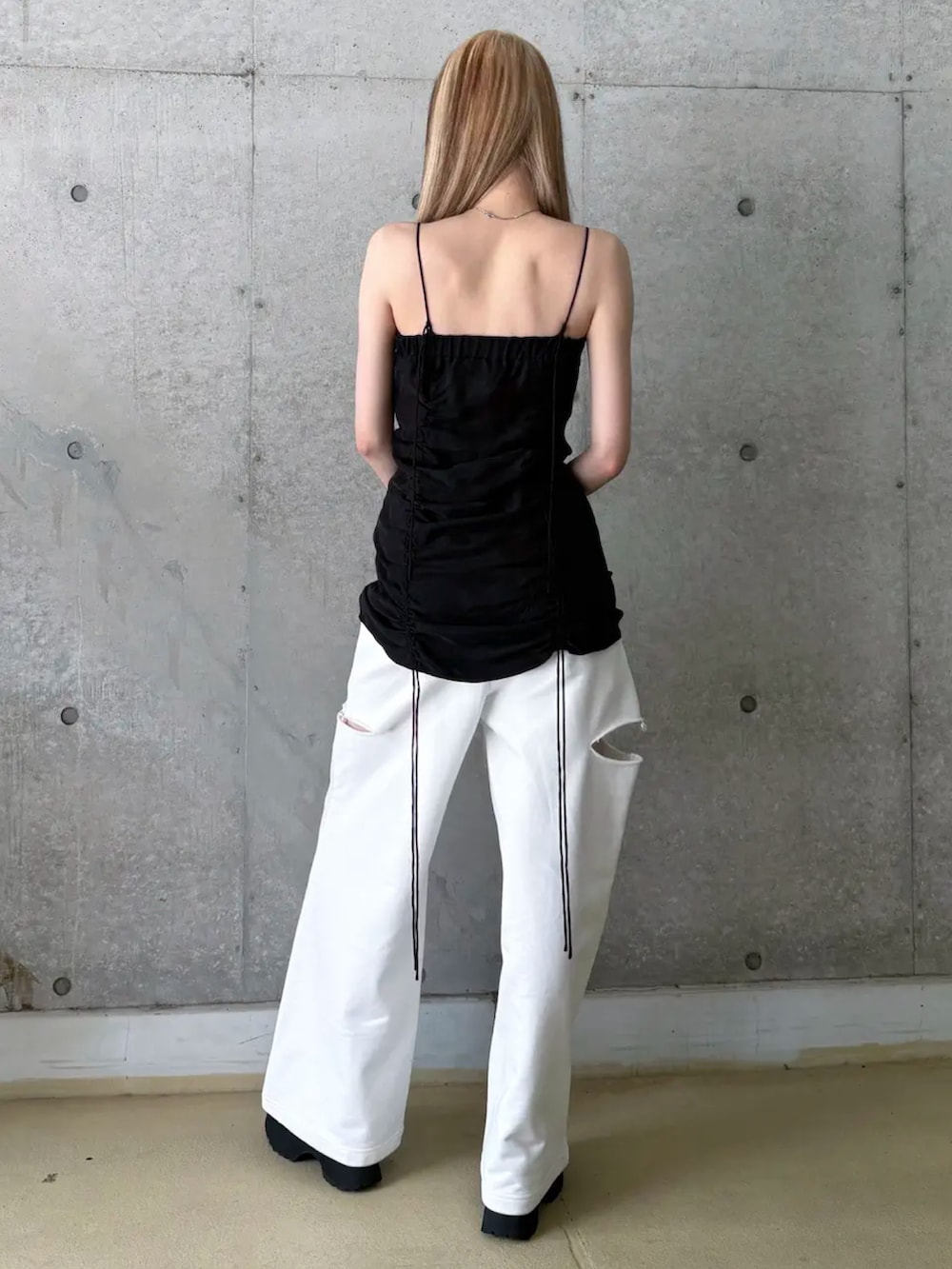ブラック系のワンピース、ホワイト系のスウェットパンツ、ブラック系のサンダルを着用したレディースの夏コーディネートの3枚目の写真