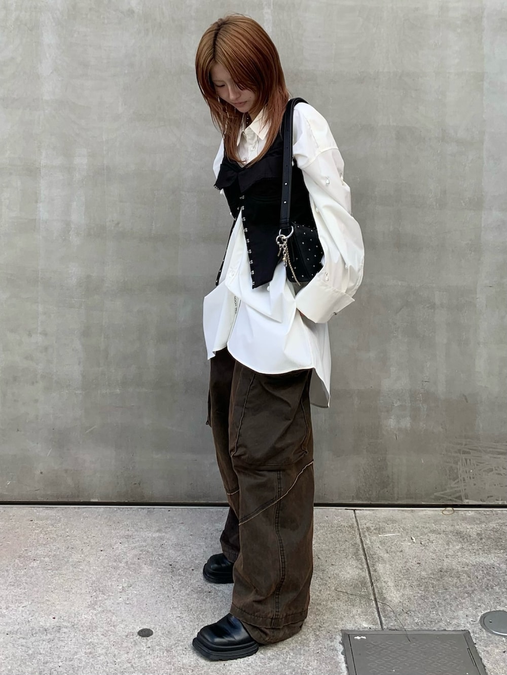 ブラック系のその他トップス、ホワイト系のシャツ/ブラウス、ブラック系のカーゴパンツを着用したレディースの秋コーディネートの3枚目の写真