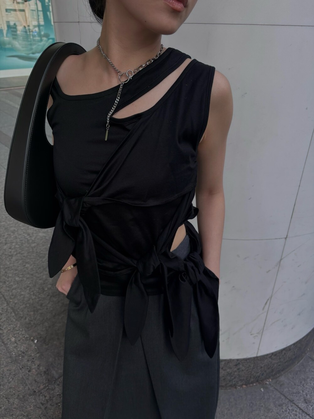 ブラック系のTシャツ/カットソー、グレー系のスカートを着用したレディースの夏コーディネートの3枚目の写真