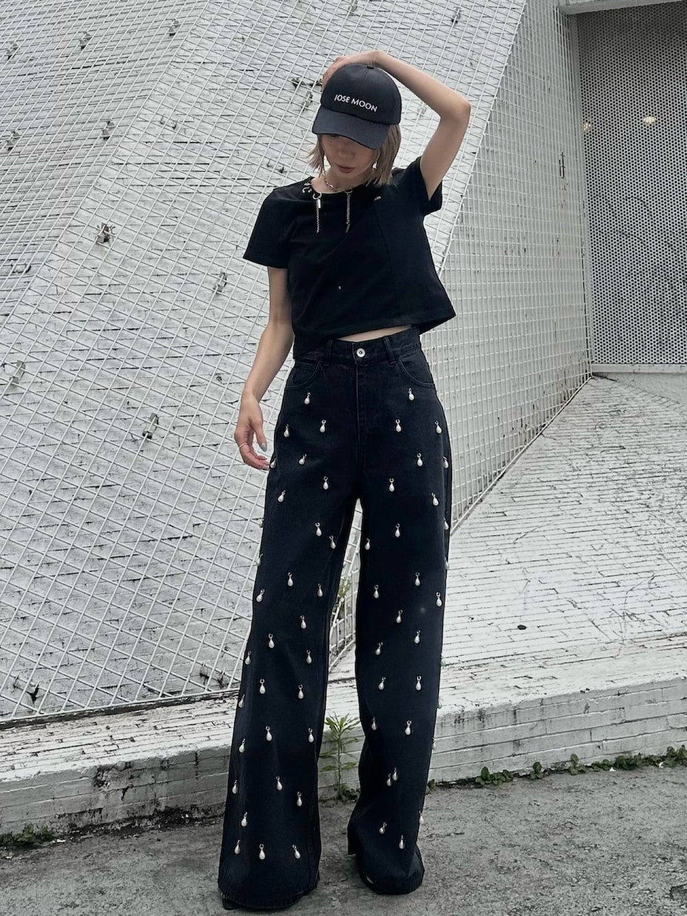 ブラック系のTシャツ/カットソー、ブラック系のデニムパンツ、ブラック系のキャップを着用したレディースの夏コーディネートの2枚目の写真