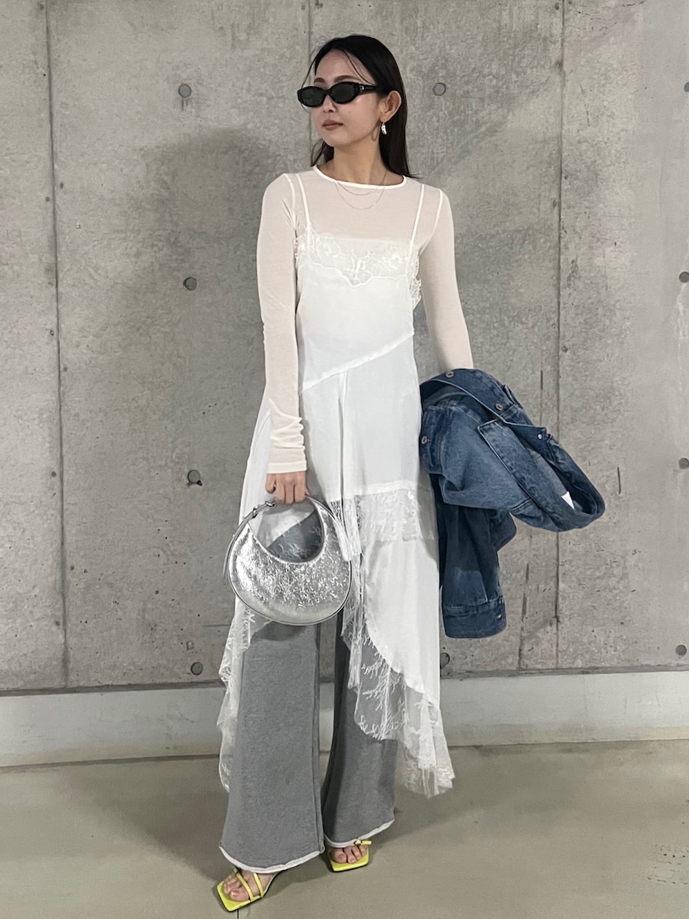 ホワイト系のTシャツ/カットソー、ブルー系のデニムジャケット、ホワイト系のワンピースを着用したレディースの冬コーディネートの2枚目の写真