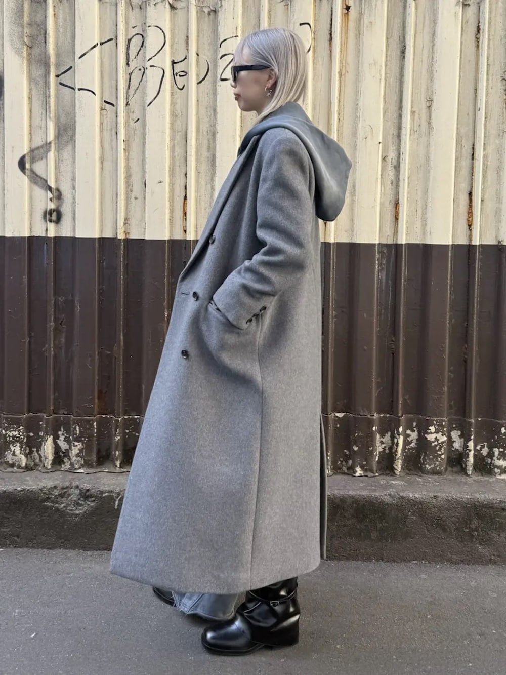 ブラック系のブーツ、グレー系のスウェットパンツ、グレー系のチェスターコートを着用したレディースの冬コーディネートの2枚目の写真