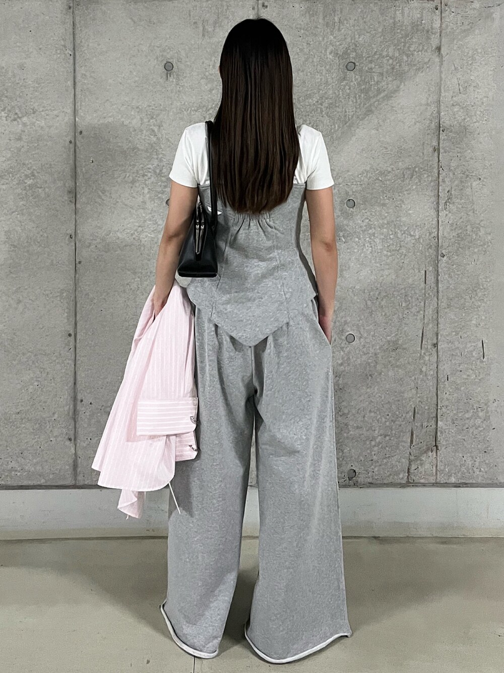 ホワイト系のTシャツ/カットソー、グレー系のTシャツ/カットソー、グレー系のスウェットパンツを着用したレディースの春コーディネートの2枚目の写真