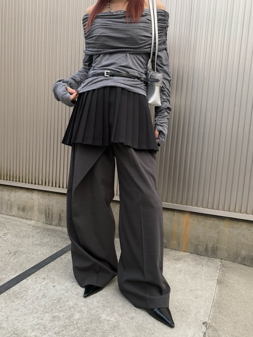 グレー系のTシャツ/カットソー、ブラック系のスカート、グレー系のその他パンツを着用したレディースの秋コーディネートの4枚目の写真