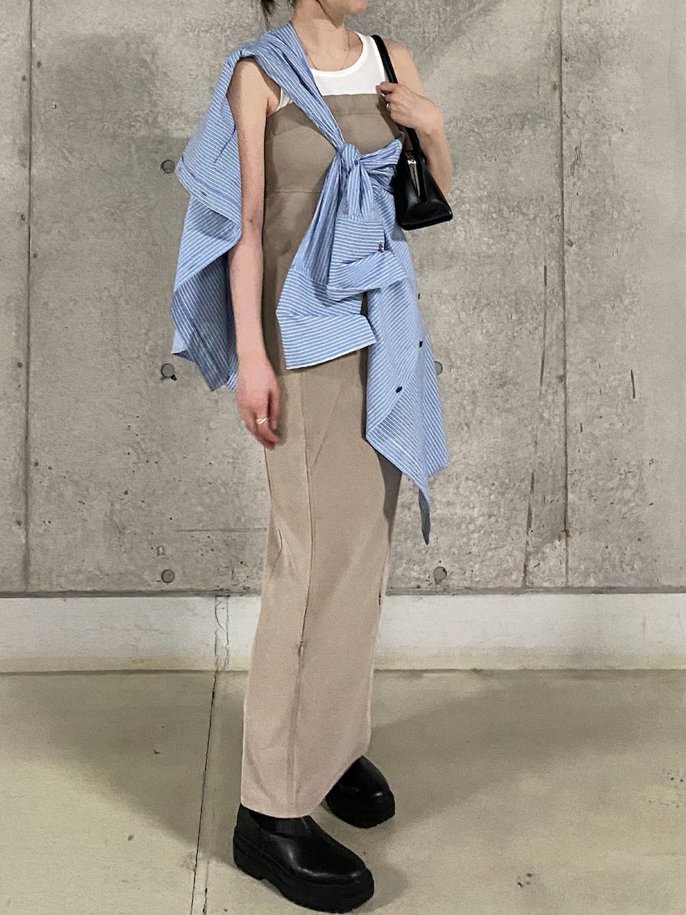 ホワイト系のタンクトップ、ベージュ系のワンピース、ブルー系のシャツ/ブラウスを着用したレディースの春コーディネートの2枚目の写真