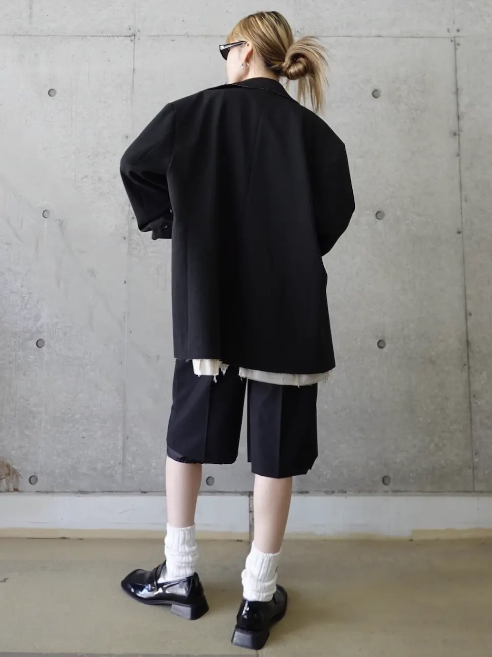 ブラック系のタンクトップ、ブラック系のその他パンツ、ブラック系のローファーを着用したレディースの春コーディネートの3枚目の写真