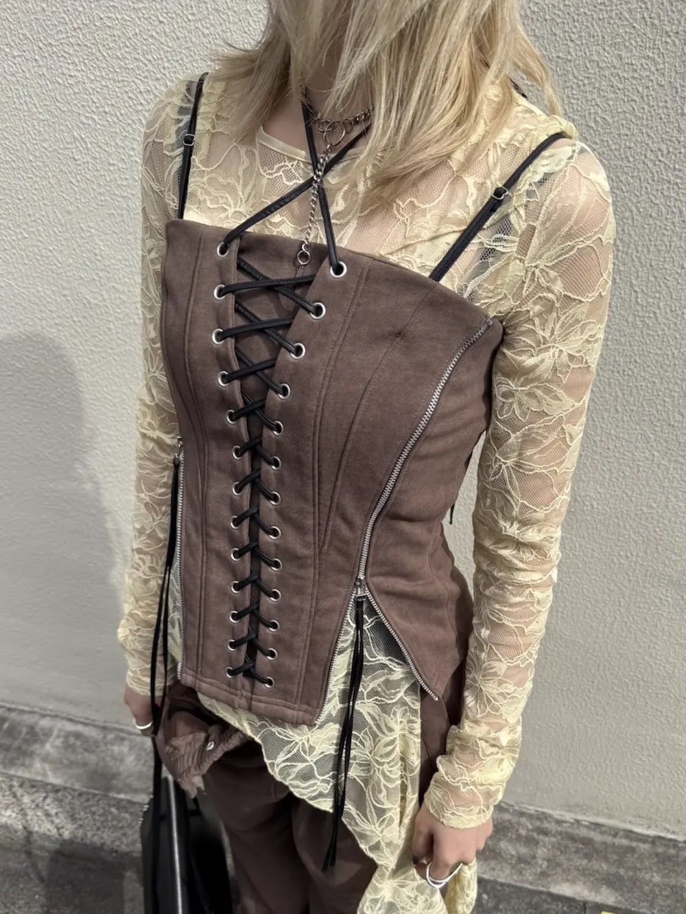 ブラウン系のスウェットパンツ、ブラック系のブーツ、ブラウン系のその他トップスを着用したレディースの春コーディネートの4枚目の写真