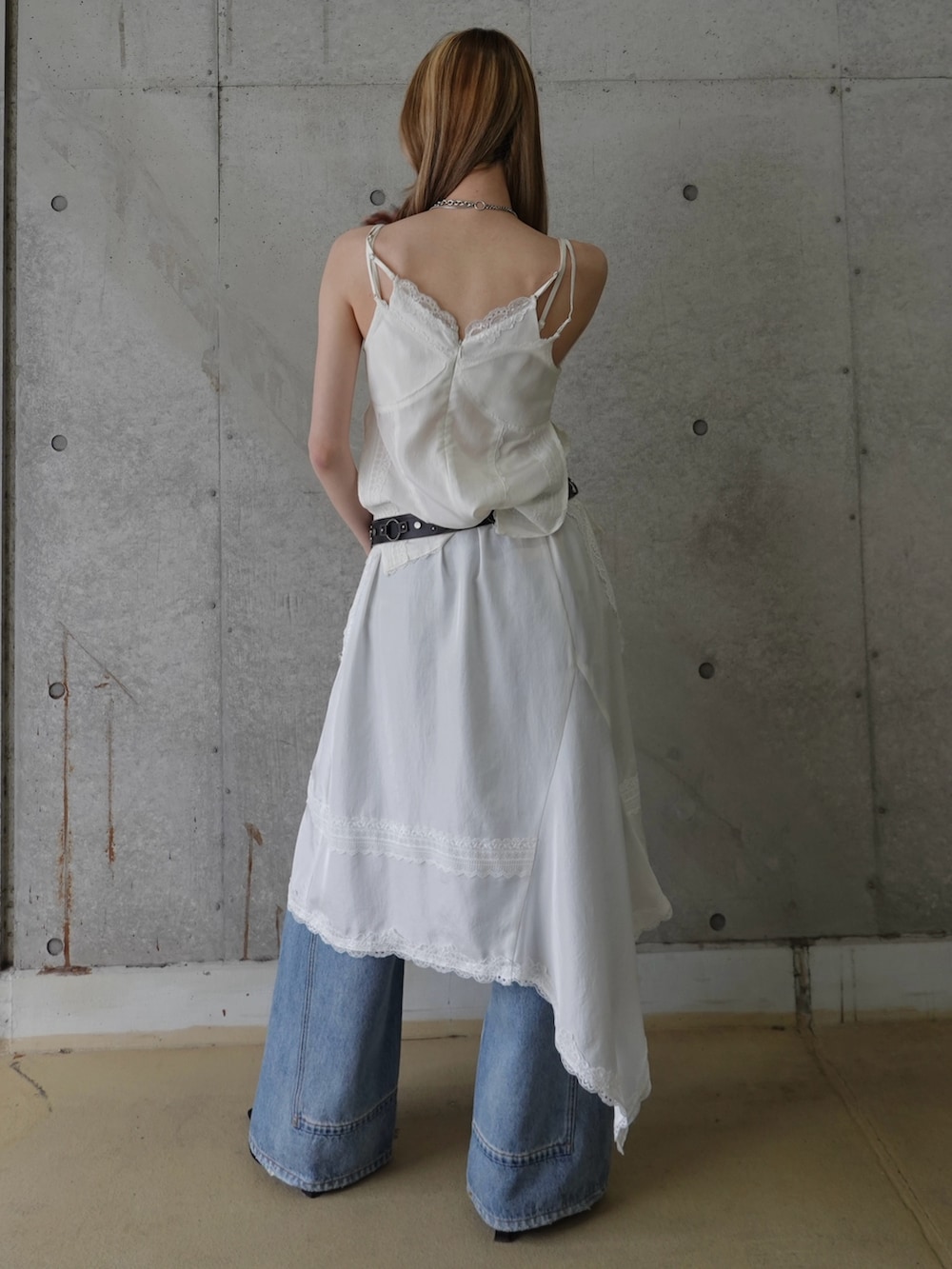 ホワイト系のキャミソール、ホワイト系のスカート、ブラック系のパンプスを着用したレディースの春コーディネートの3枚目の写真